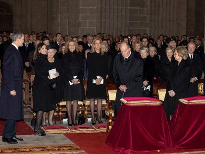 Los reyes eméritos, Juan Carlos y Sofía, Felipe VI y la reina Letizia, y las infantas Elena y Cristina, en el funeral de Pilar de Borbón, en El Escorial, en Madrid.