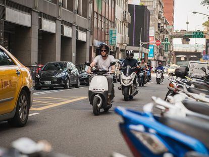 Una moto de Gogoro por las calles de Taipei.