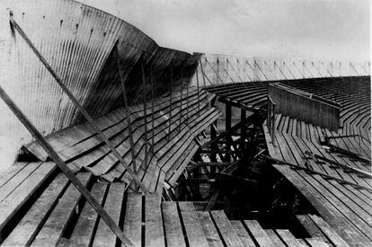 Abril 1902. Una sección de las gradas colapsadas en el estadio Ibrox Park, Glasgow. En ese trágico partido murieron 25 personas y 517 resultaron heridas.