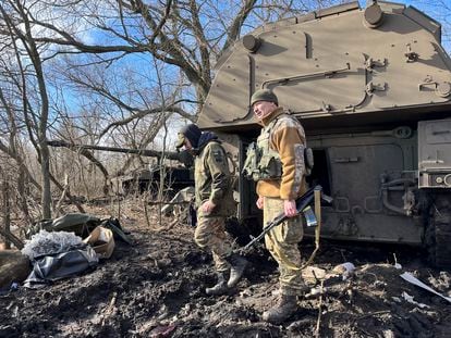 Dos militares de una brigada ucrania junto a un tanque Panzerhaubitze 2000 alemán, en el frente de Donetsk, el jueves.