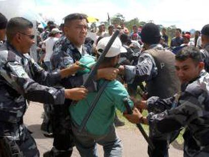 Un total de 90 campesinos, 14 guardias privados, 7 empresarios, un militar y un policía, además de otras 15 personas, entre civiles y apoderados legales de movimientos campesinos, murieron en el período estudiado en el marco del conflicto entre labriegos y terratenientes, según un informe del Observatorio presentado este jueves a autoridades hondureñas. EFE/Archivo