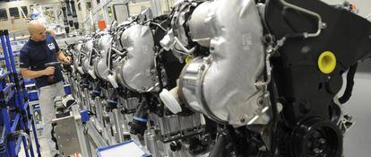 Un empleado de Volkswagen trabaja en una cadena de montaje de motores di&eacute;sel MDB. EFE/Archivo