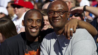 Kobe Bryant y su padre, Joe, en un partido de béisbol en Los Ángeles en junio de 2009.