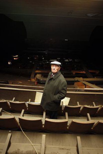 Ricardo Galve, uno de los dueños del antiguo Cine Marvi en lo que queda del gallinero.