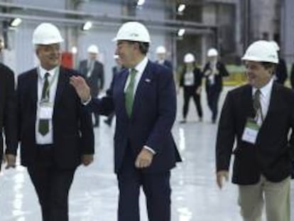 Ignacio Sánchez Galán, con empleados de Neoenergía en la inauguración de la central de Baixo Iguaçú