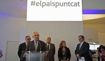De izquierda a derecha: Lluís Bassets, Antonio Caño, Ferran Mascarell, Soraya Sáenz de Santamaría y Juan Luis Cebrián en el acto inaugural de la edición en catalán de EL PAÍS digital.