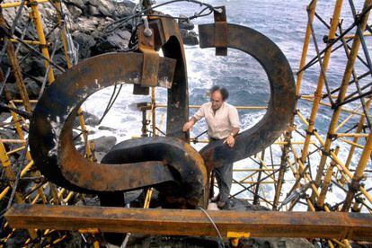 Eduardo Chillida, durante el montaje del &#039;Peine del viento&#039;, al pie del monte Igueldo en San Sebasti&aacute;n en agosto de 1977.