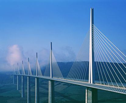 El viaducto de Millau, icono del nuevo turismo tecnológico e industrial, ejemplifica la belleza de las estructuras. Tiene las pilastras más altas del mundo, con una altura total de 343 metros en la parte central, que puede cobijar la torre Eiffel y la pirámide de Keops. Situado en la Francia meridional, en las gargantas del Tarn y del Dourbie, y en el parque de las Grands Causses, el gesto estético del arquitecto británico Norman Foster y la eficacia estructural del ingeniero francés Michel Virlogeux se sellaron en el respeto por el paisaje y el desarrollo sostenible. Mide 2.460 metros, en ocho tramos, y sus siete mástiles cuentan con 154 tirantes también blancos.