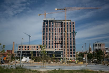 Construcción de una residencia de estudiantes y un hotel en la calle Cristóbal de Moura 39.