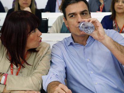 El secretario general del PSOE, Pedro Sánchez, y la presidenta, Micaela Navarro, durante el Comité Federal extraordinario celebrado este lunes.