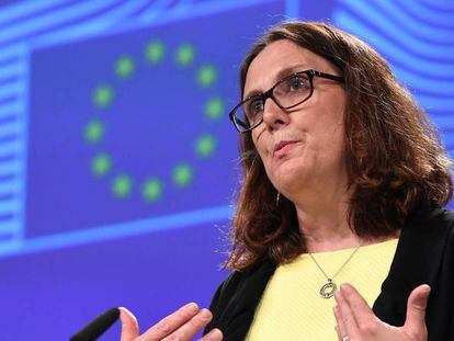La comisaria europea de Comercio, Cecilia Malmström, anuncia el contraataqe europeo. / AFP / Emmanuel DUNAND