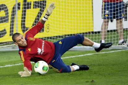 Valdés, en un entrenamiento de la selección en Helsinki. 