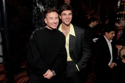 Barry Keoghan y Jacob Elordi asisten a la fiesta GQ Hombres del año 2023 en Bar Marmont, el 16 de noviembre de 2023 en Los Ángeles, California.