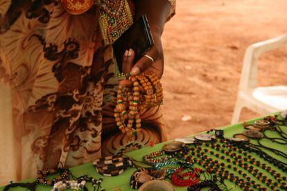Una mujer vende artesanías en la plaza del festival Adayé Kessié el pasado octubre.
