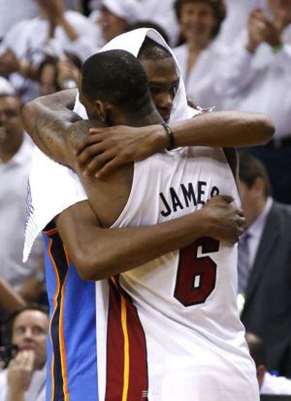 LeBron James y Kevin Durant se abrazan tras el partido