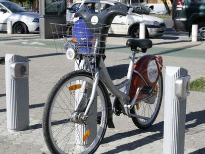 Bicicleta en un estacionament de Sevici, el servei públic de Sevilla.