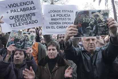 Varios manifestantes protestaron el viernes por la acción de la policía en El Cabanyal.