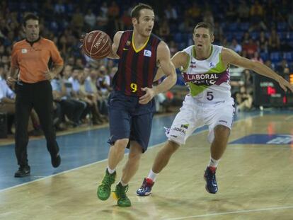 Duelo entre Marcelinho Huertas y Causeur en el partido de Barcelona.