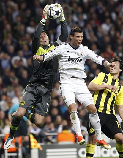 Weidenfeller le quita el balón de la cabeza a Ronaldo.