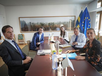 El primer ministro holandés, Mark Rutte; el canciller austriaco, Sebastian Kurz, la primera ministra finlandesa, Sanna Marin; la primera ministra danesa, Mette Frederiksen, y el primer ministro sueco, Stefan Loefven.
(C) EUROPEAN COUNCIL / MARIO SAL
19/07/2020