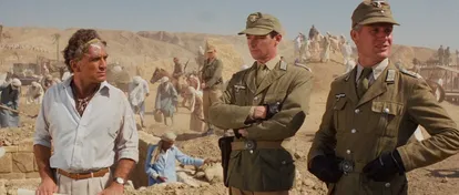 Los villanos nazis excavando en Egipto en una escena de 'En busca del Arca perdida'.