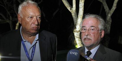 El ministro de Exteriores, Jos&eacute; Manuel Garc&iacute;a-Margallo y el embajador en Yakarta, Francisco Jos&eacute; Viqueira Niel, este jueves.