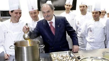 El chef, considerado un maestro en la gastronomía vasca, ha fallecido este jueves en San Sebastián a los 91 años. Con su restaurante Gurutxe Berri, en Oyarzun (Guipúzcoa), fue pionero en obtener una estrella Michelin en País Vasco.