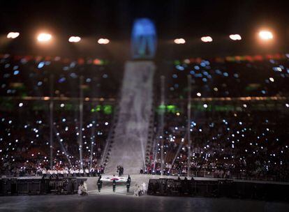 Abanderados entran con la bandera coreana durante la inauguración la ceremonia de apertura de los Juegos Paralímpicos de Pyeongchang 2018, el 9 de marzo de 2018.