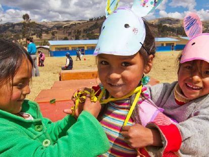 Niñas jugando en una escuela de Andahuaylas, uno de los lugares más pobres del Perú.