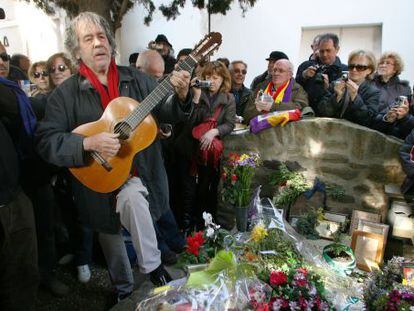 El m&uacute;sico Paco Ib&aacute;&ntilde;ez canta frente a la tumba de Machado a los 70 a&ntilde;os de su muerte, en febrero de 2009. 
