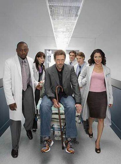 El doctor House, con algunos de los actores de la serie.