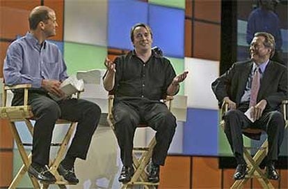 Linus Torvalds, flanqueado por Chris Stone (izq.) y Jack Messman, en la inauguración de Brainshare.