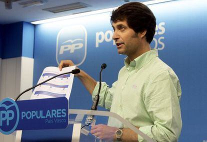 Javier Ruiz, secretario general del PP de Bizkaia, muestra un cuadro con las empresas de la familia Atutxa que se adjudicaron contratos p&uacute;blicos.
