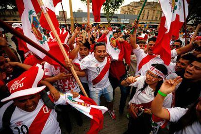 Los peruanos residentes en Buenos Aires armaron una fiesta en Plaza Once. Saben que esta es su gran chance.