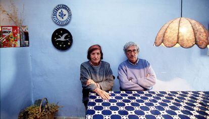 Albert Ràfols-Casamada y Maria Girona, en su casa de Calaceit en 2001.