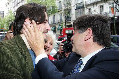 El actor Juan Diego Botto, la presidenta de la Abuelas de Plaza de Mayo, Estela Parnes de Carlotto, y el abogado Carlos Slepoy (derecha), celebran la sentencia contra Scilingo.