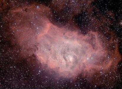 La nebulosa Messier 8 o Nebulosa de la laguna es una nube de gas interestelar gigante que se encuentra en la constelación de Sagitario. Se trata de una interesante región de formación estelar. Esta fotografía fue obtenida con medios de aficionado desde el Observatorio del Roque de los Muchachos en la isla canaria de La Palma. Comentario: Javier Méndez Álvarez.