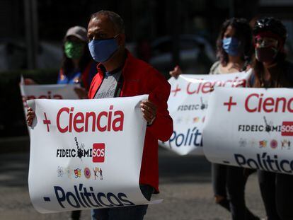 Investigadores mexicanos y afectados se manifiestan cerca del Senado para protestar contra la desaparición de 109 fideicomisos.