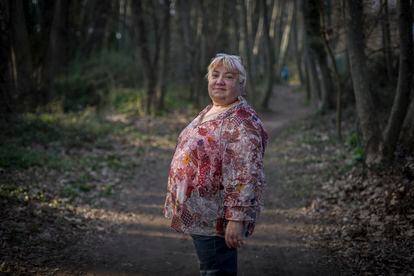 Laura Gomis, que sufre patología dual, pasea por un bosque en Santa Maria de Palautordera (Barcelona)