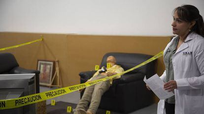 La Dra. Jennifer Hincapié, durante una visita a la sala del crimen de la UNAM (Ciudad de México).