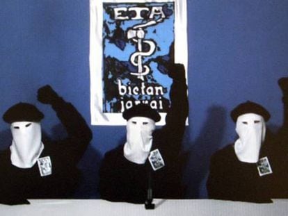 En la imagen, los tres terroristas que anunciaron el fin de la violencia de ETA, en octubre de 2011.