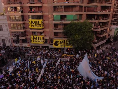 Miles de personas respaldan a Milei en la avenida Hipólito Yrigoyen, en la ciudad argentina de Córdoba.