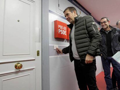 Arnaldo Otegi, junto al parlamentario de EH Bildu Julen Arzuaga, llama a la sede del PSE de Bilbao.