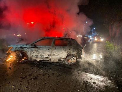 Vehículos quemados durante una ola de violencia en Tabasco, México. El 22 de diciembre 2023.