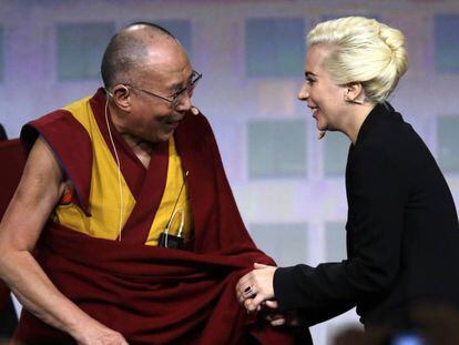 Lady Gaga y el Dalai Lama, ayer en la reunión anual de alcaldes celebrada en Indianápolis.