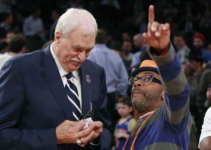 El exentrenador de los Lakers, Phil Jackson, junto al director de cine Spike Lee en el Madison Square Garden de Nueva York.