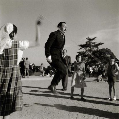 El genial Salvador Dalí, también amigo de Català-Roca, saltando a la comba en el parque Güell de Barcelona (1952).