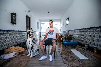 Luis Ortega, de 29 años, en el interior de la casa que acaba de comprar en Casas de Fernando Alonso, un municipio de 1.200 habitantes en Castilla-La Mancha. 