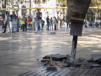 La piqueta inicia las obras de remodelación de La Rambla de Barcelona, este lunes.