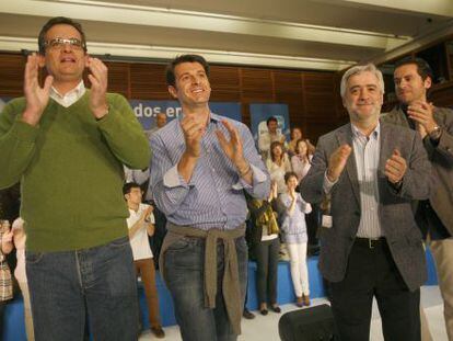 El presidente del PP vasco, Antonio Basagoiti, junto a Ramón Gómez (segundo por la izquierda), en un acto electoral en mayo de 2011.